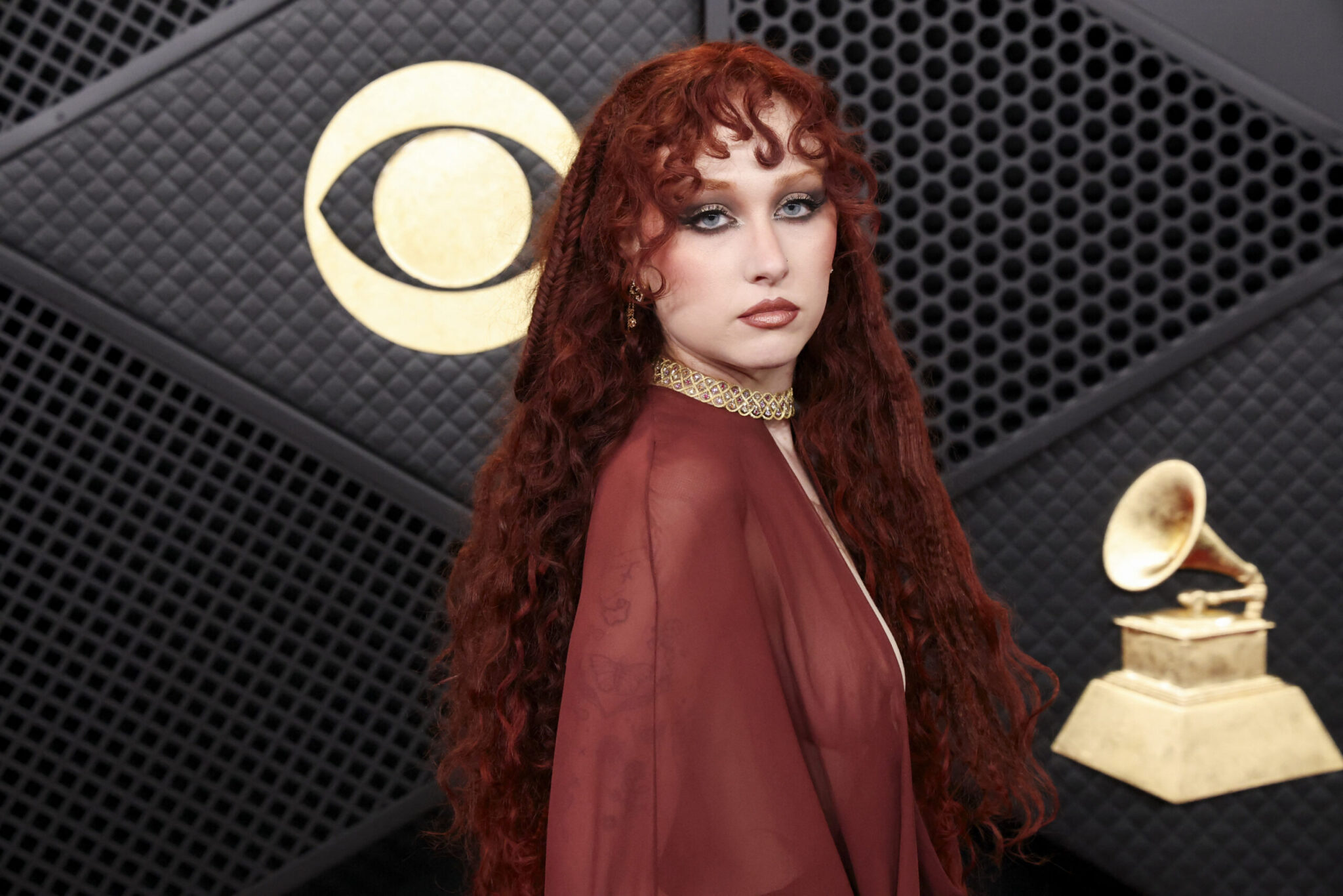 Τσάπελ Ρόουν: Άλλη μία τολμηρή εμφάνιση με διάφανο φόρεμα στην πασαρέλα του Alexander McQueen (Βίντεο)