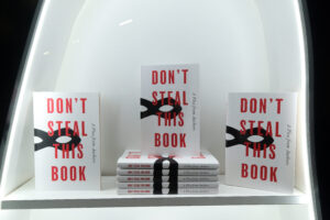 Reuters/Το βιβλίο «Don't Steal This Book» στην Διεθνής Έκθεση Βιβλίου του Λονδίνου