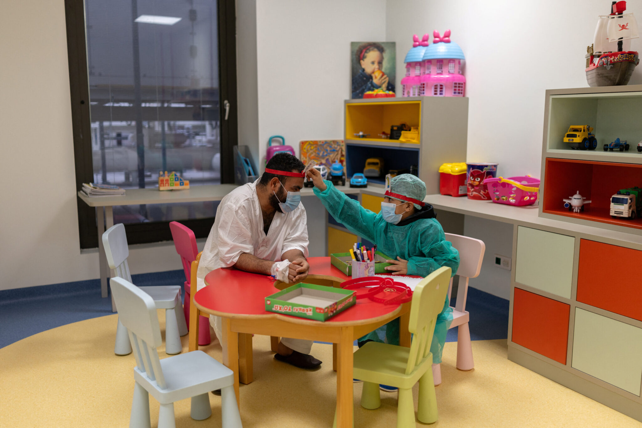 «Ο θάνατος δεν ήταν το πεπρωμένο μας»: Συγκλονιστικό ρεπορτάζ Reuters – Ενας πατέρας διασχίζει τη Μεσόγειο για να σώσει τον 10χρονο γιο του με μεταμόσχευση στην Ελλάδα