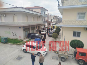 Credits: neosagon.gr - Φωτογραφία έξω από το σπίτι ου 51χρονου στην Καρδίτσα