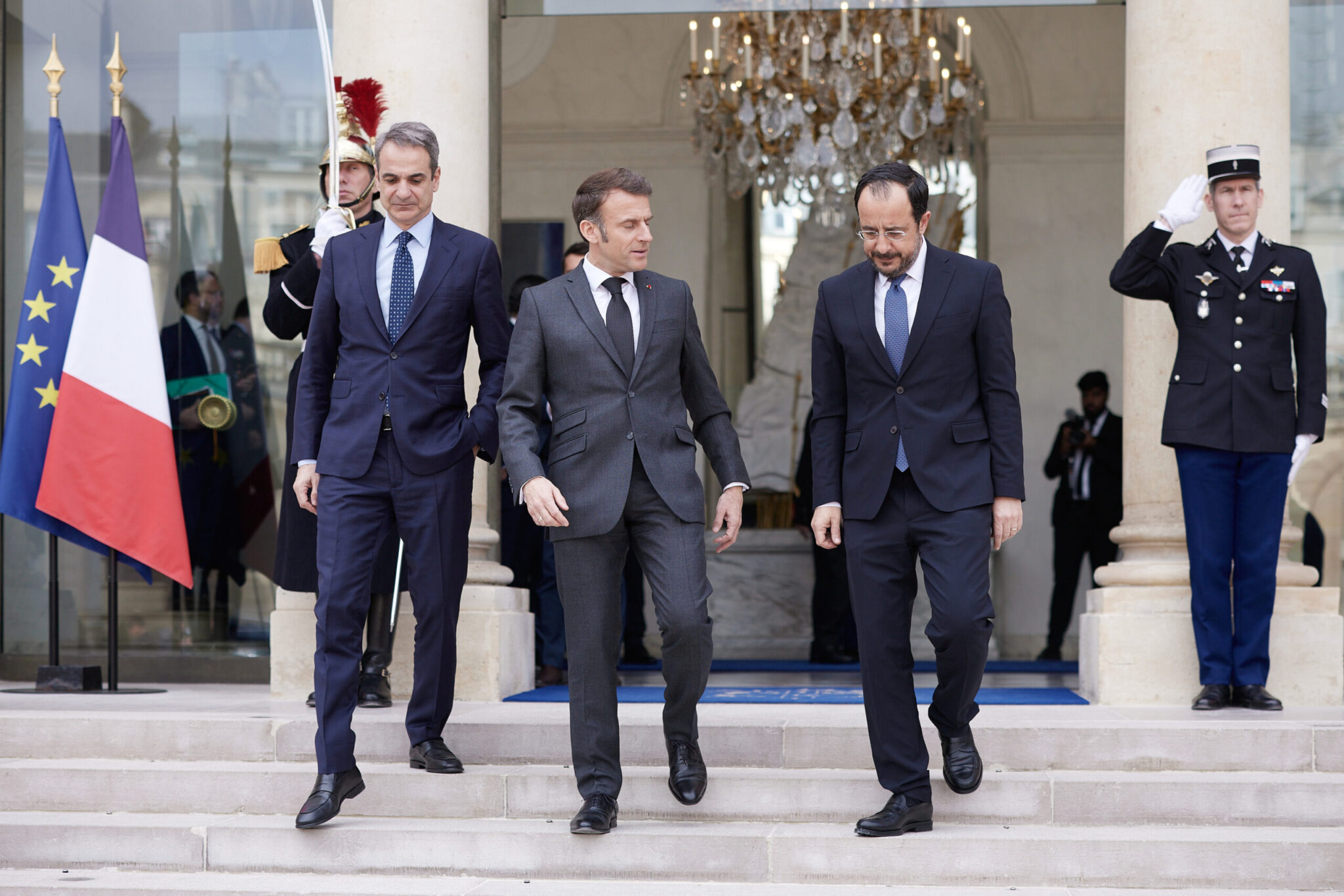 Μητσοτάκης στην Κύπρο με Μακρόν και Χριστοδουλίδη – Ηχηρά μηνύματα από την τριμερή για την ασφάλεια της Ε.Ε. και την ευρωπαϊκή αλληλεγγύη