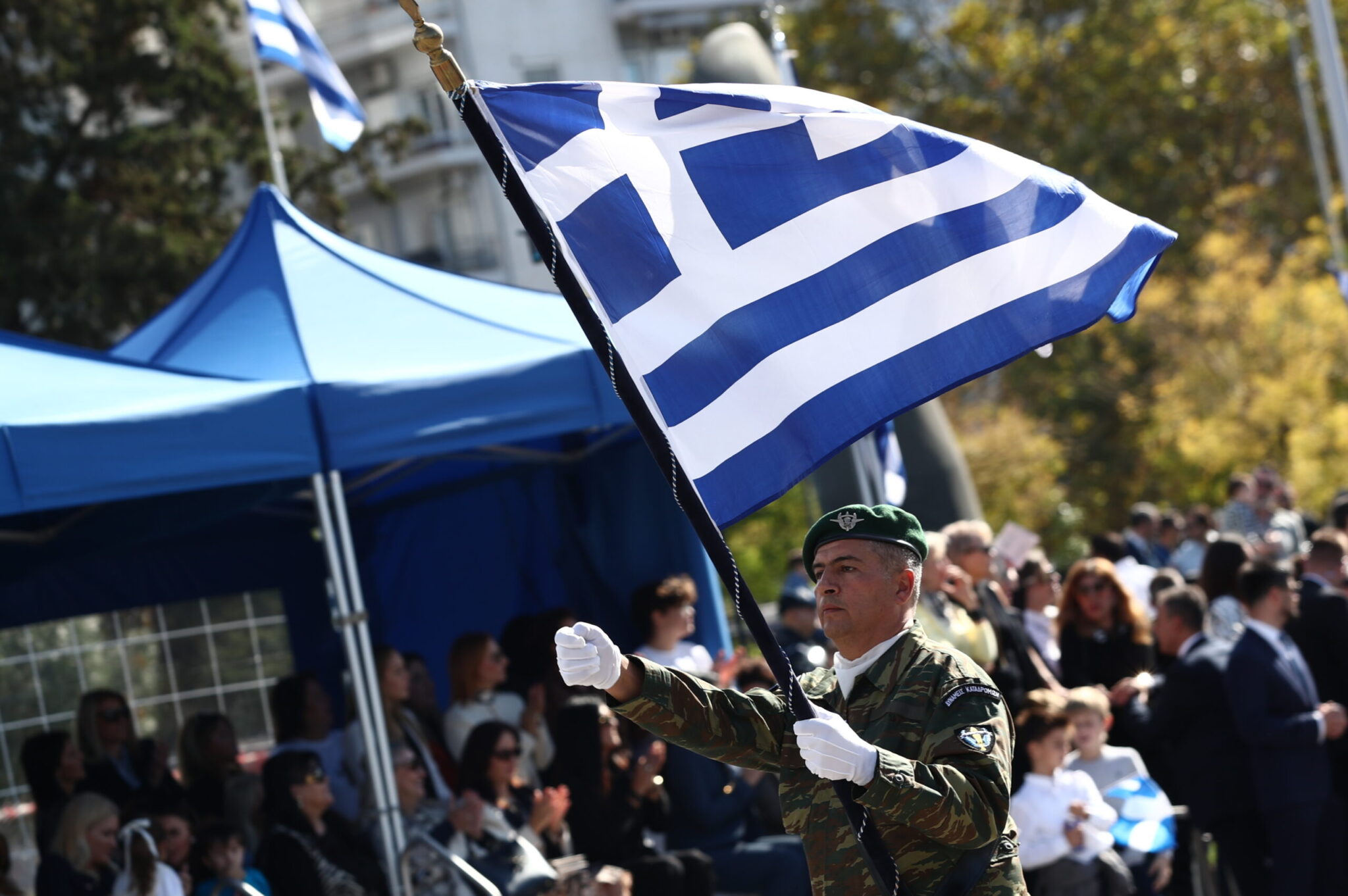 Αδιανόητο περιστατικό στην Ελευσίνα: Ακούστηκε ο ύμνος της Χούντας στην κατάθεση στεφάνων για την 25η Μαρτίου