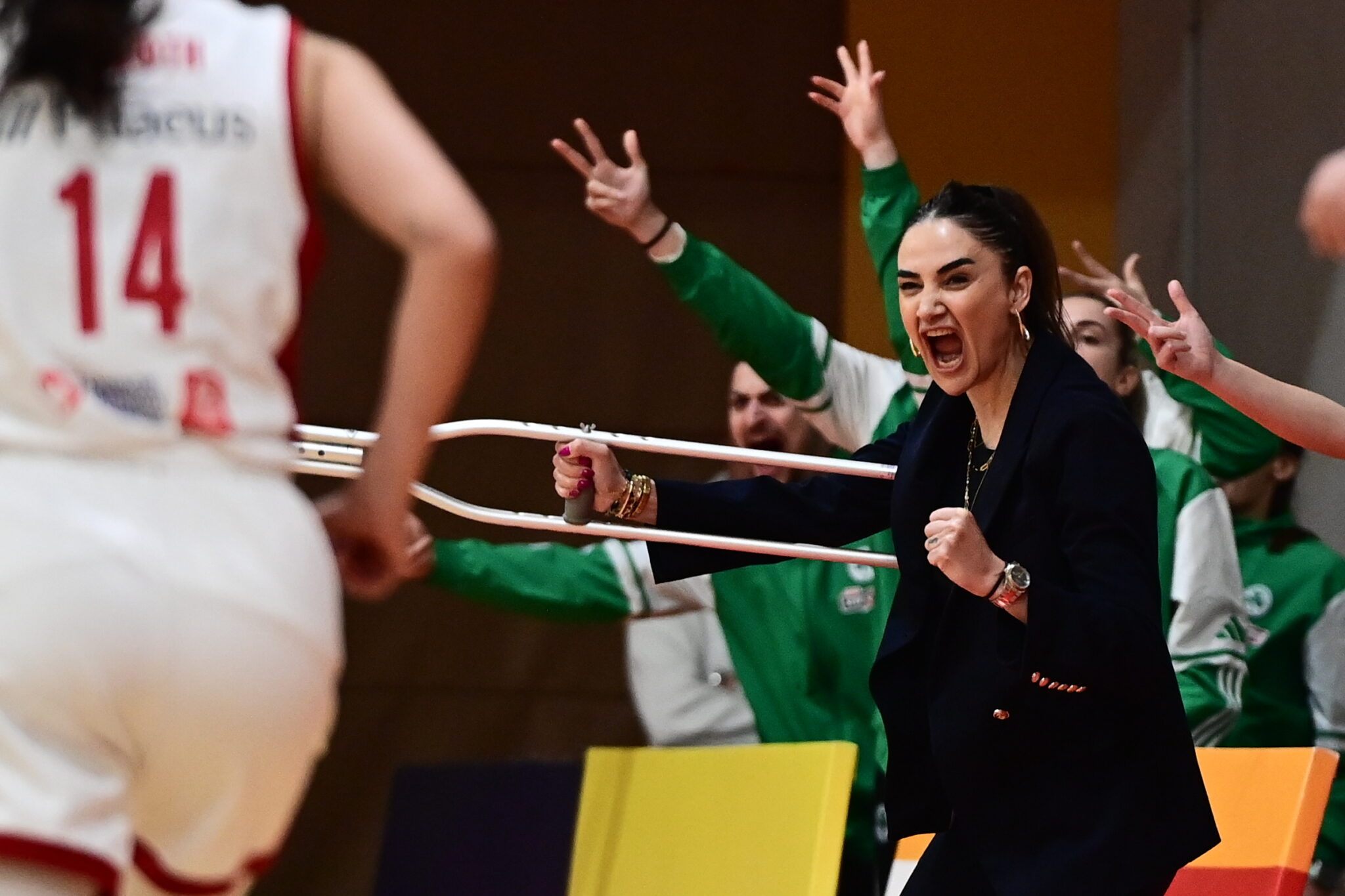 Ολυμπιακός – Παναθηναϊκός: Έξαλλη η Ερντέμ με τους διαιτητές, πέταξε την πατερίτσα από τα νεύρα και δέχτηκε τεχνική ποινή (Βίντεο)