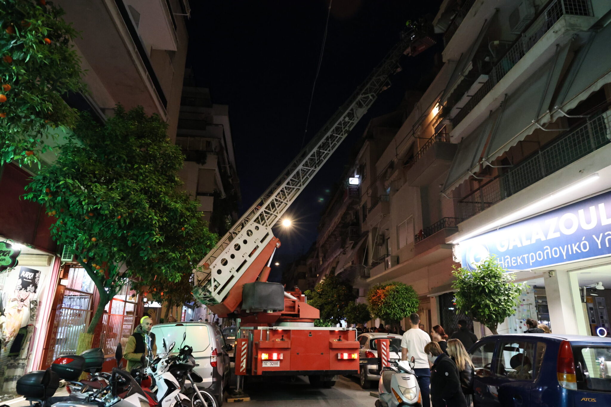 Γκύζη: Φωτιά από έκρηξη μπουκάλας υγραερίου σε διαμέρισμα – Καρφώθηκε στο απέναντι κτίριο (Βίντεο)