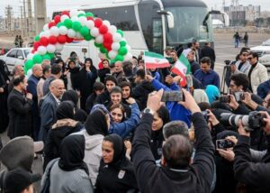 Με στεφάνια στον λαιμό και τιμές η επιστροφή στο Ιράν για την Εθνική ομάδα ποδοσφαίρου (Εικόνες, Βίντεο)