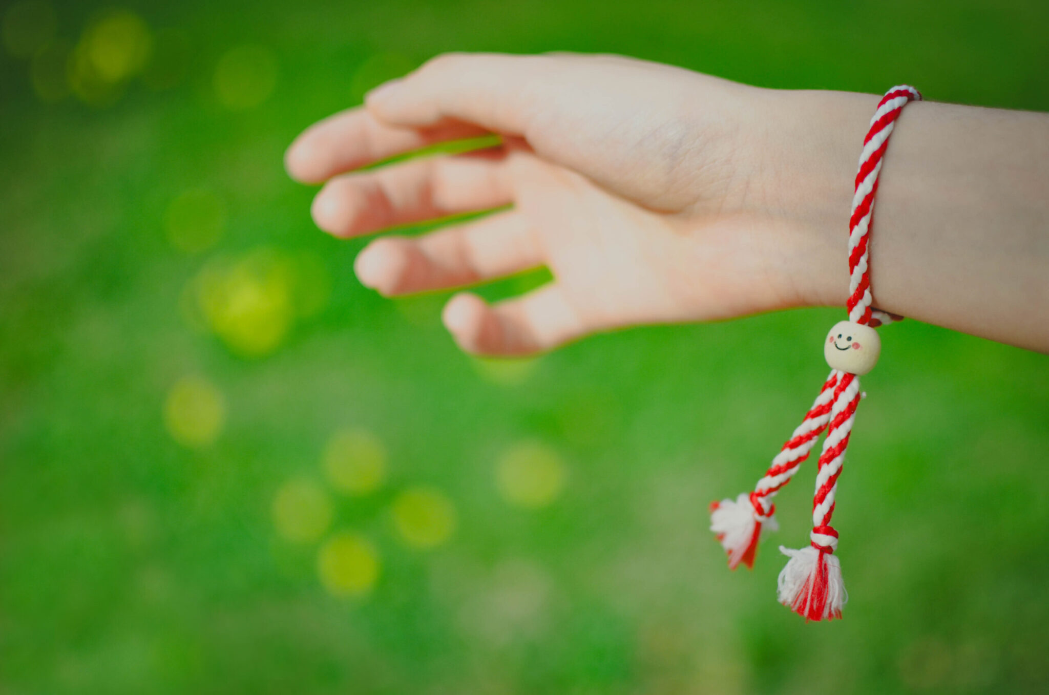 «Μαρτάκι»: Τι συμβολίζει το βραχιολάκι της άνοιξης και γιατί το φοράμε κάθε πρώτη του μήνα