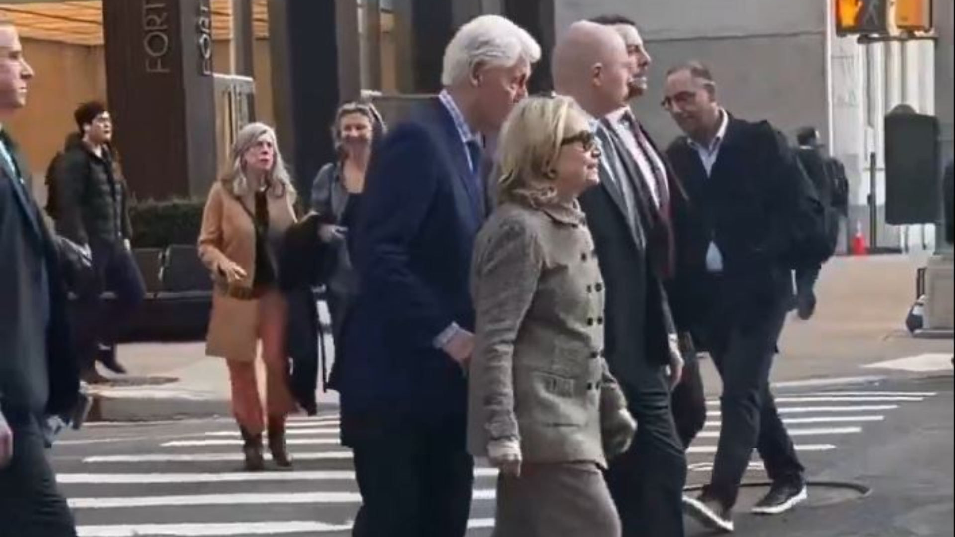 Βίντεο με τον Μπιλ Κλίντον να σπρώχνει τη Χίλαρι σε διάβαση πεζών γίνεται viral