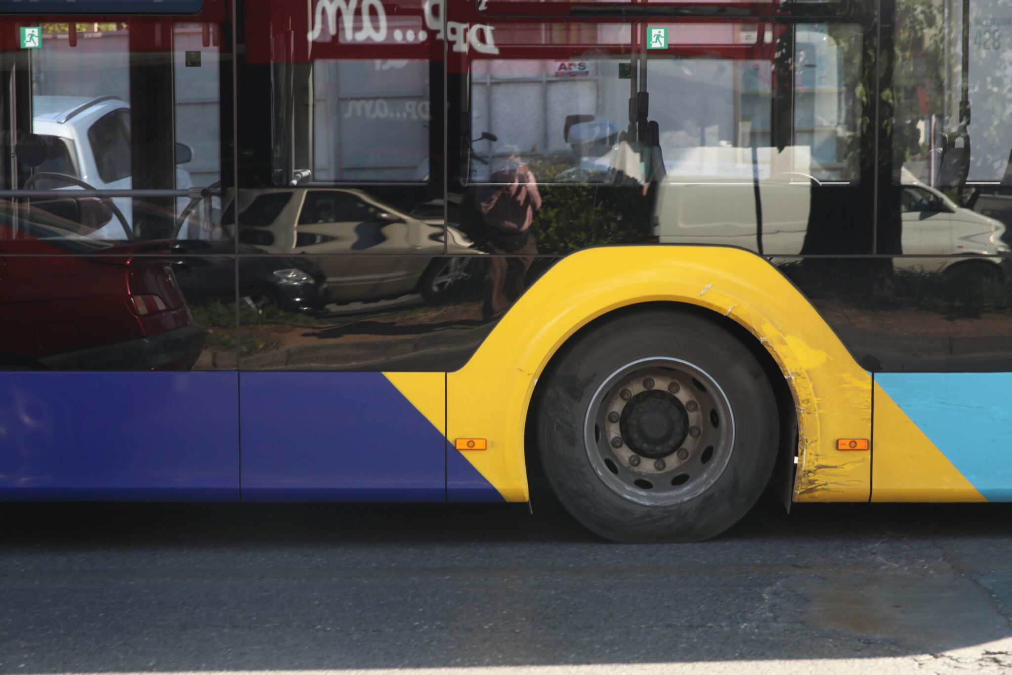 Γλυφάδα: Νεαρός επιτέθηκε με στιλό σε επιβάτη λεωφορείου – Τον τραυμάτισε στο πρόσωπο (Βίντεο)