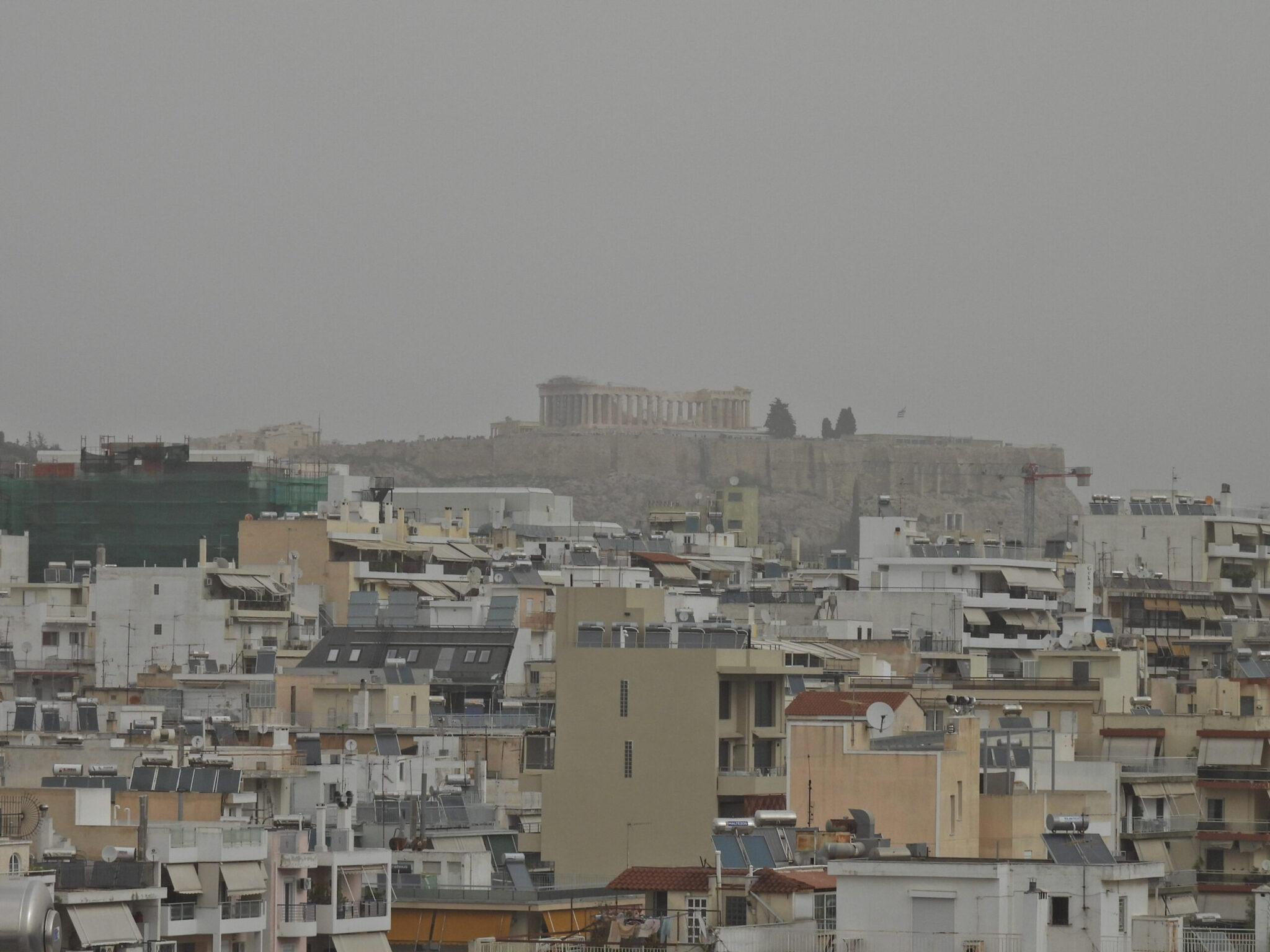 Πέπλο αφρικανικής σκόνης σκεπάζει την Ελλάδα (βίντεο)