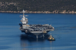 Το αμερικανικό αεροπλανοφόρο "USS Gerald R. Ford", το μεγαλύτερο στον κόσμο, αποπλέει από τον κόλπο της Σούδα της Κρήτης, Πέμπτη 26 Φεβρουαρίου 2026. Το πλοίο είχε καταπλεύσει τις προηγούμενες ημέρες στον κόλπο της Σούδας για ανεφοδιασμό στη Ναυτική Βάση Υποστήριξης των ΗΠΑ (Naval Support Activity), στο πλαίσιο της ευρύτερης κινητοποίησης αμερικανικών δυνάμεων. (ΣΤΕΦΑΝΟΣ ΡΑΠΑΝΗΣ/EUROKINISSI)