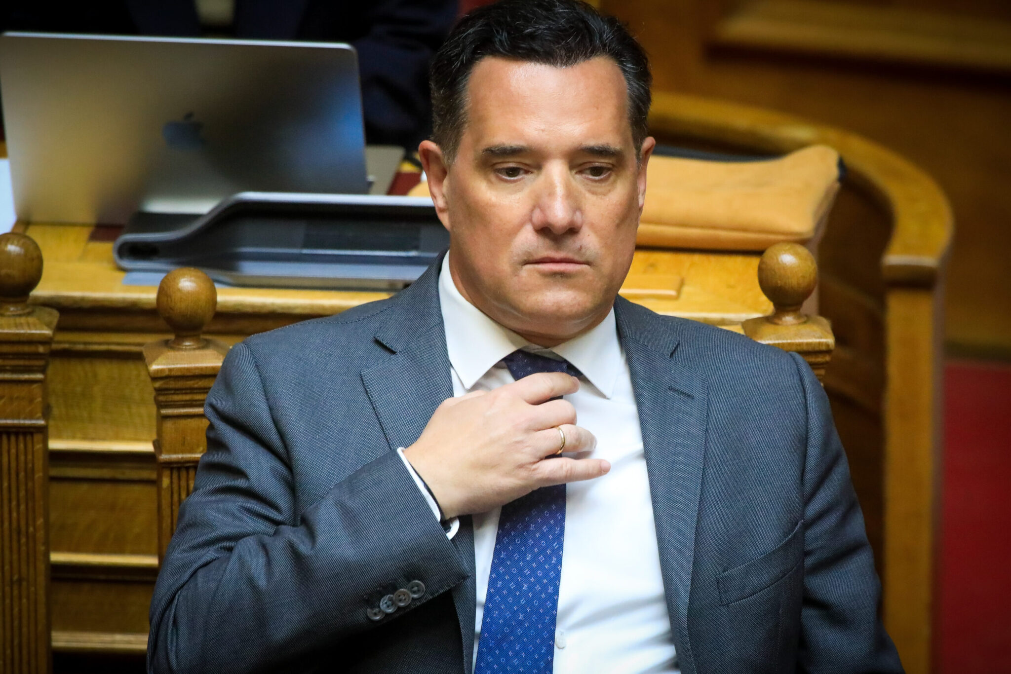 Αδωνις κατά Κωνσταντοπούλου: Είναι ένα κινητό φαινόμενο χυδαιότητας και τοξικότητας – Κάνει bullying σε όποιον βλέπει μπροστά της