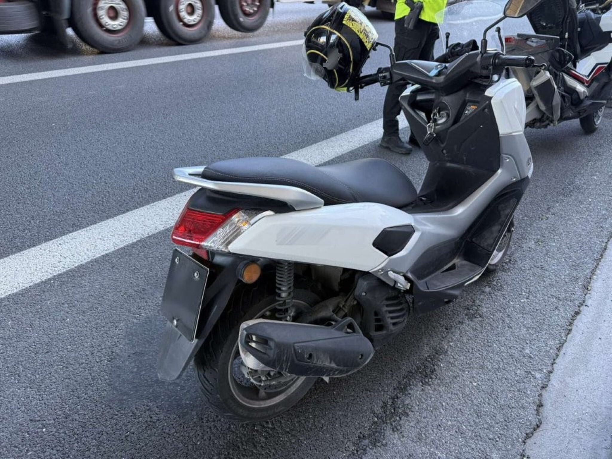 Απίστευτο κι όμως ελληνικό: Δεν υπάρχουν πινακίδες κυκλοφορίας, γιατί δεν υπάρχει τσίγκος (βίντεο)
