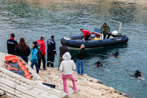 Επιχείρηση απεγκλωβισμού δύτη στη θαλάσσια περιοχή στα Λιμανάκια Βουλιαγμένης, Κυριακή 22 Μαρτίου 2026. Στο σημείο βρίσκονται ένα πλοίο του λιμενικού, κλιμάκιο της μονάδας υποβρύχιων αποστολών και ένα ιδιωτικό καταδυτικό συνεργείο. (ΓΙΩΡΓΟΣ ΚΟΝΤΑΡΙΝΗΣ/EUROKINISSI)