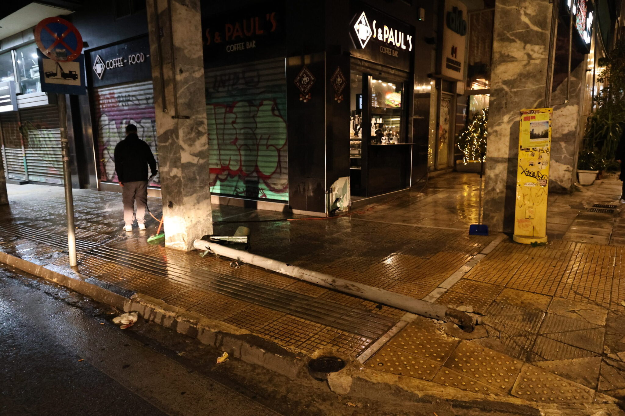 Τροχαίο στην Σόλωνος: Αυτοκίνητο κατέληξε σε καφερέτια, τραυματίας ένας διανομέας