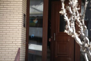 EUROKINISSI - Είσοδος της πολυκατοικίας που βρέθηκαν οι δύο σοροί στου Ζωγράφου