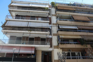 EUROKINISSI - Η πολυκατοικία στου Ζωγράφου που εντοπίστηκαν οι δύο σοροί μητέρας και κόρης