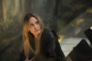 Η Αντζελίνα Τζολί στο «Couture» της Αλίς Βινοκούρ. Πρώτη φορά που ταινία μυθοπλασίας γυρίζεται στο ατελιέ της Chanel στο Παρίσι.