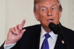 Ο Πρόεδρος των Ηνωμένων Πολιτειών Ντόναλντ Τραμπ προβαίνει σε δηλώσεις κατά τη διάρκεια της τελετής απονομής του Μεταλλίου Τιμής στο Λευκό Οίκο στην Ουάσιγκτον, στις 2 Μαρτίου 2026. REUTERS/Jonathan Ernst