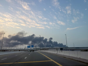 REUTERS - Καπνός υψώνεται από το λιμάνι Jebel Ali μετά από ιρανική επίθεση, σε συνέχεια των επιθέσεων των Ηνωμένων Πολιτειών και του Ισραήλ κατά του Ιράν, στο Ντουμπάι