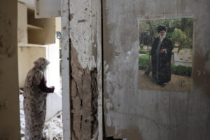 Εικόνες μετά από αεροπορική επιδρομή, στην Τεχεράνη – Μια αφίσα του νεκρού πλέον Ανώτατου Ηγέτη του Ιράν, Αγιατολάχ Αλί Χαμενεΐ, κρέμεται μέσα σε ένα σπίτι που υπέστη ζημιές από αεροπορική επιδρομή, εν μέσω της σύγκρουσης των ΗΠΑ και του Ισραήλ με το Ιράν, στην Τεχεράνη, Ιράν, 15 Μαρτίου 2026. Majid Asgaripour/WANA (West Asia News Agency) μέσω REUTERS