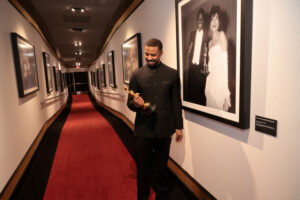 Ο Μάικλ Μπ. Τζόρνταν με το Όσκαρ Α΄ Ανδρικού Ρόλου κάτω από τη φωτογραφία του Σίντνεϊ Πουατιέ. Βραβεία Όσκαρ 2026, Λος Άντζελες