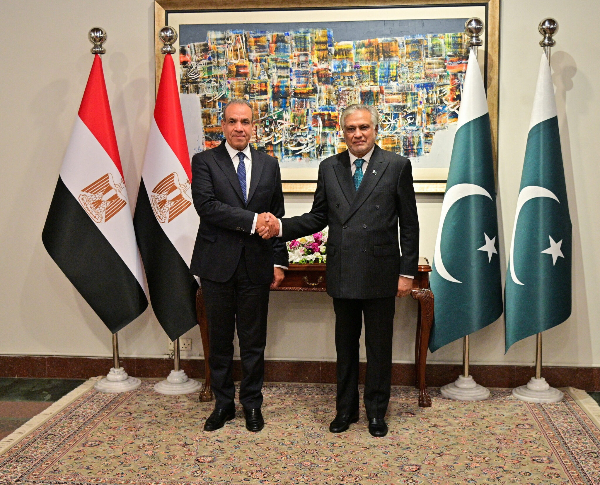 Πακιστάν: Ο υπουργός Εξωτερικών γλίστρησε και έπεσε την ώρα που υποδεχόταν τον Αιγύπτιο ομόλογο (Βίντεο)