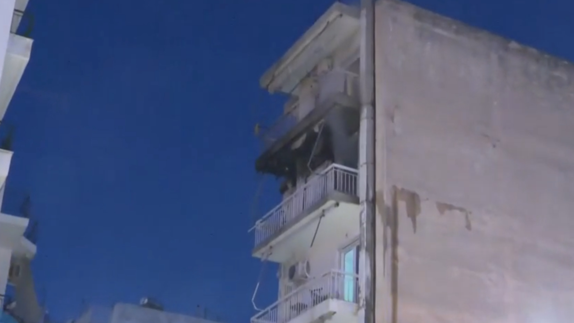 Ταύρος: Φωτιά σε διαμέρισμα – 50χρονος απεγκλωβίστηκε χωρίς τις αισθήσεις του (βίντεο)