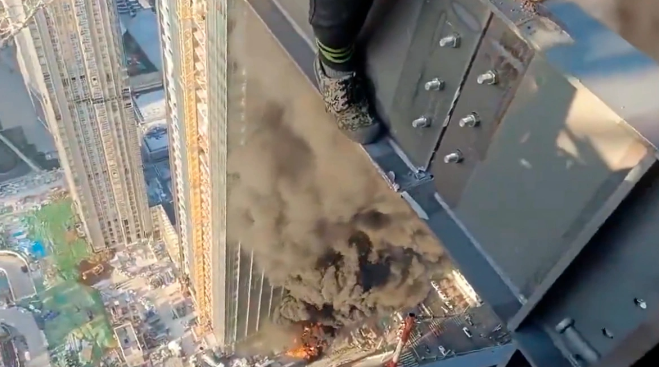 Τελ Αβίβ: Σκηνές τρόμου για κινέζους εργάτες σε σκαλωσιά – Βλέπουν κτίριο από κάτω τους να έχει χτυπηθεί από πύραυλο (Βίντεο)