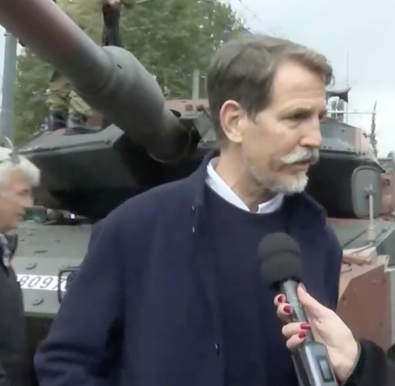 Ο Παύλος ντε Γκρες στην στρατιωτική παρέλαση της 25ης Μαρτίου: «Εχουμε δυνατή πατρίδα, σου ανάβουν την ψυχή όσα είδα» (βίντεο)