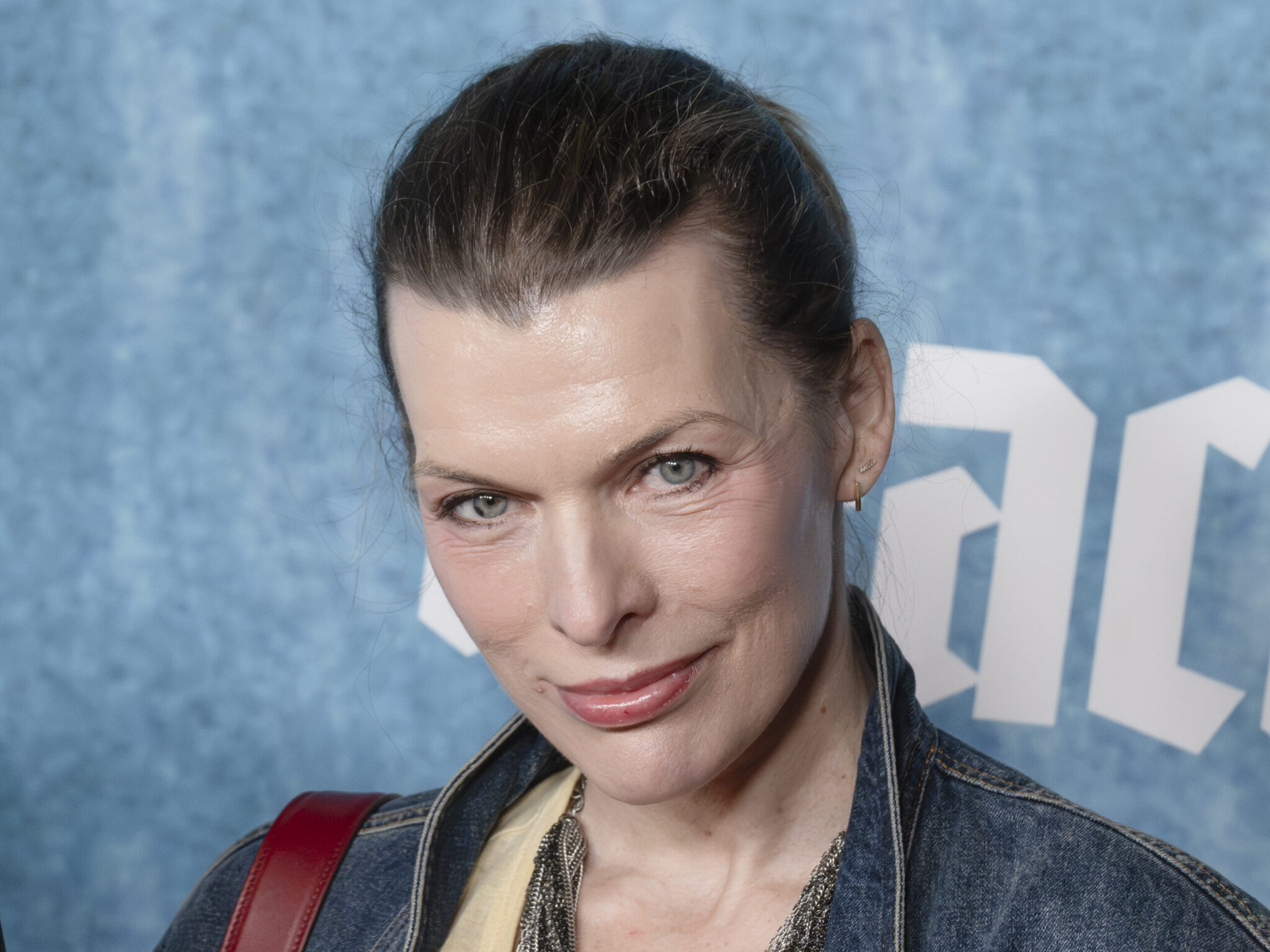 Η Μίλα Γιόβοβιτς μπαίνει στην AI – και το internet δεν ξέρει αν πρέπει να ενθουσιαστεί ή να ανησυχήσει (βίντεο)