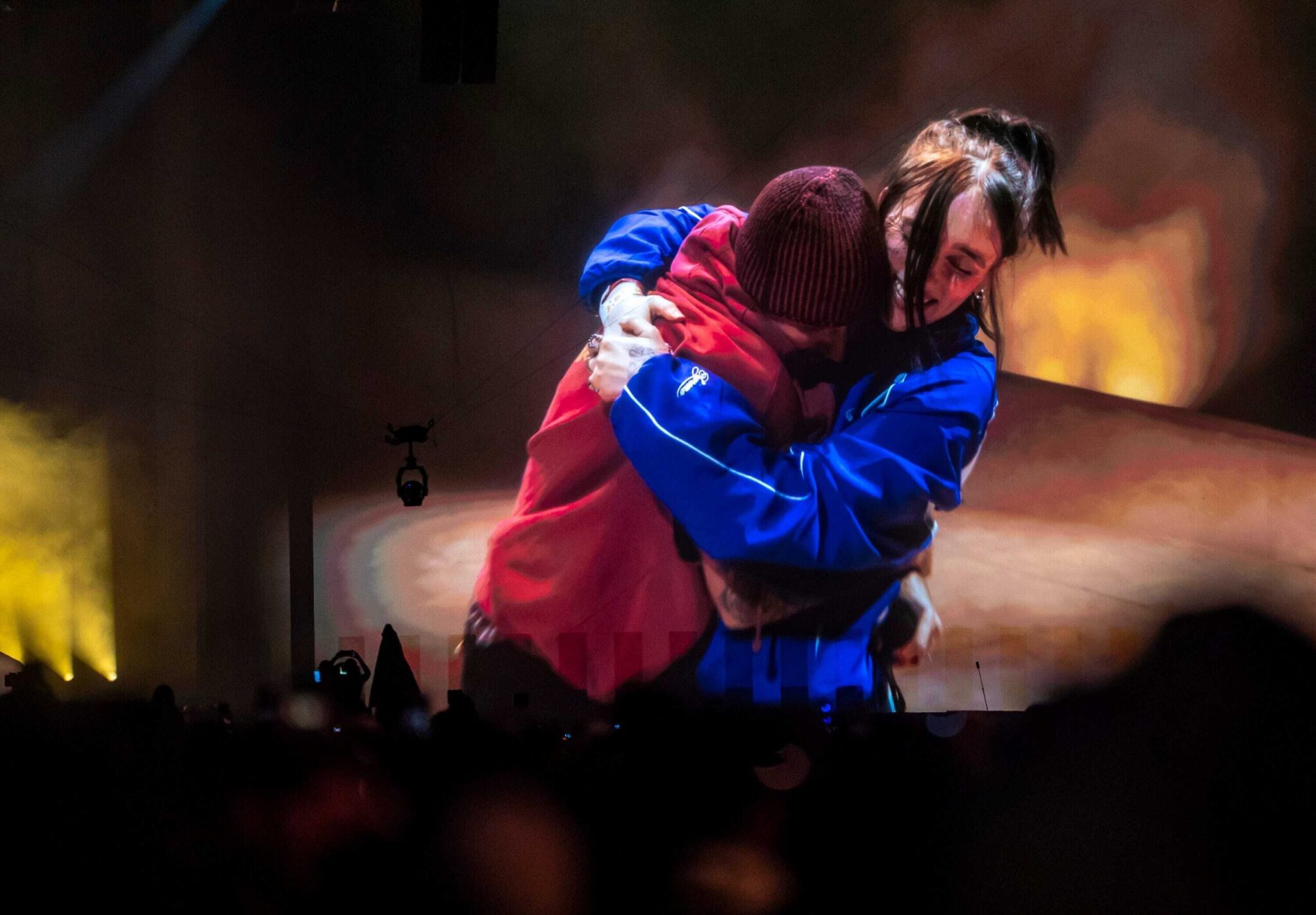 Η αγκαλιά Justin Bieber και Billie Eilish επί σκηνής με το «One Less Lonely Girl» στο Coachella (βίντεο)