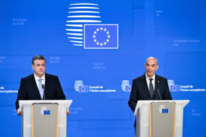 Από αριστερά προς τα δεξιά: Απόστολος ΤΖΙΤΖΙΚΟΣΤΑΣ (Ευρωπαίος Επίτροπος για τις Βιώσιμες Μεταφορές και τον Τουρισμό, ΕΥΡΩΠΑΪΚΗ ΕΠΙΤΡΟΠΗ), Αλέξης Βαφειάδης (Υπουργός Μεταφορών, Επικοινωνιών και Έργων, Κύπρος)- πηγή european union