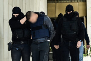 EUROKINISSI - Άγιος Δημήτριος - Μεταγωγή 20χρονου στον αρμόδιο εισαγγελέα