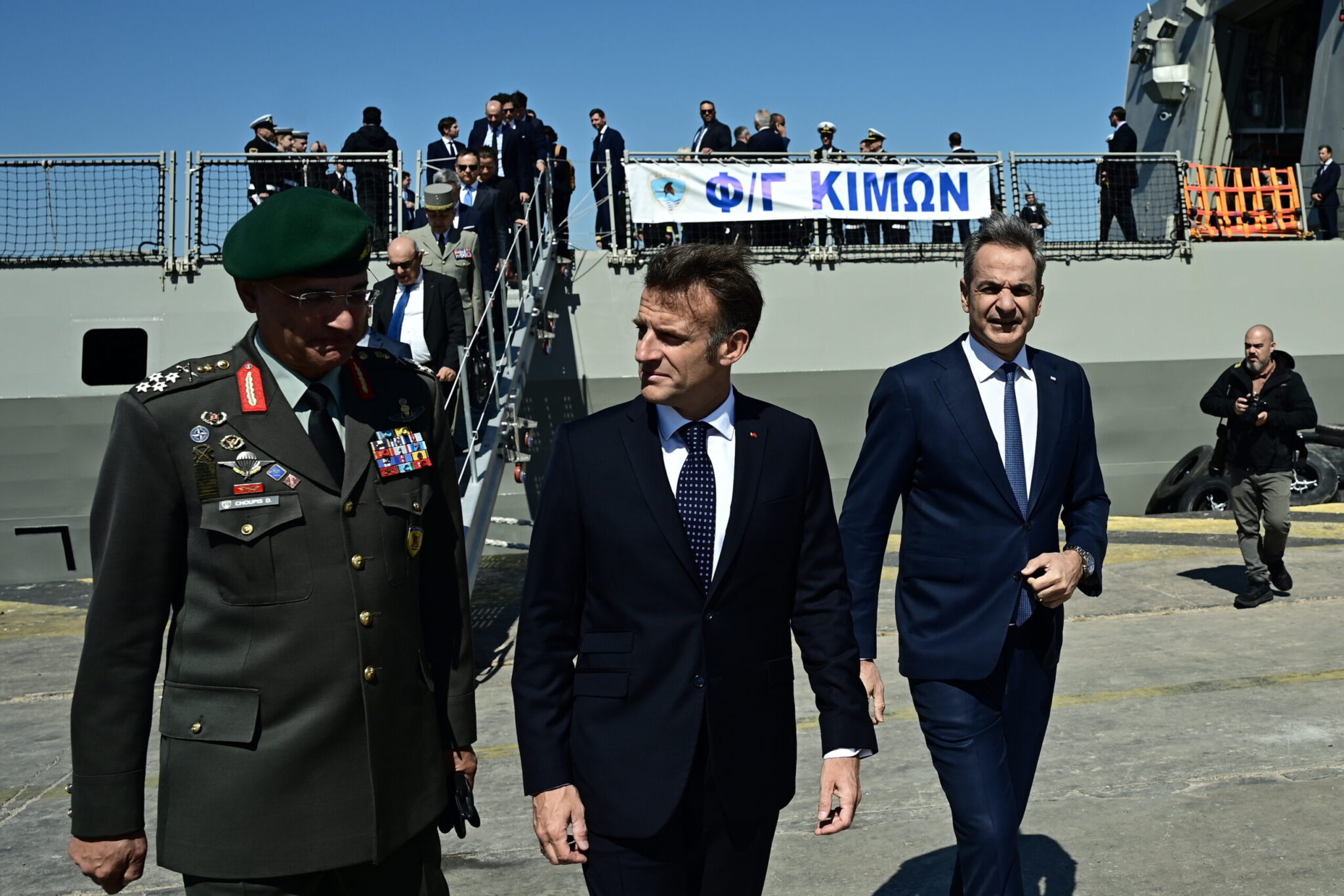 Μακρόν με Μητσοτάκη στην φρεγάτα Κίμων και χειρόγραφο μήνυμα: «Ενωμένοι με φιλία και κοινά σχέδια Ελλάδας Γαλλίας»