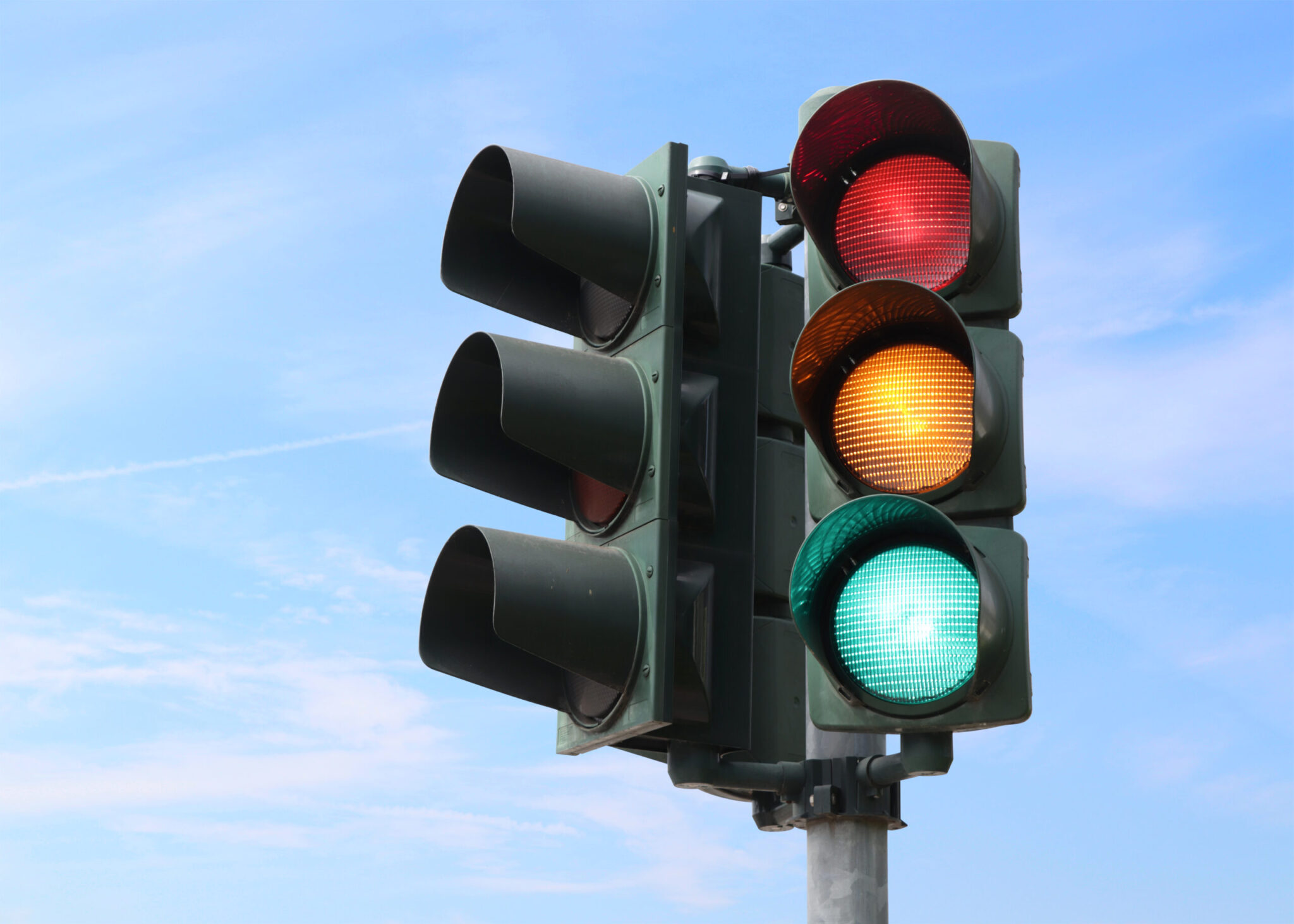 Έρχεται τέταρτο χρώμα στα φανάρια: Στόχος η ταχύτερη κυκλοφορία στους δρόμους – Τα οχήματα που αφορά