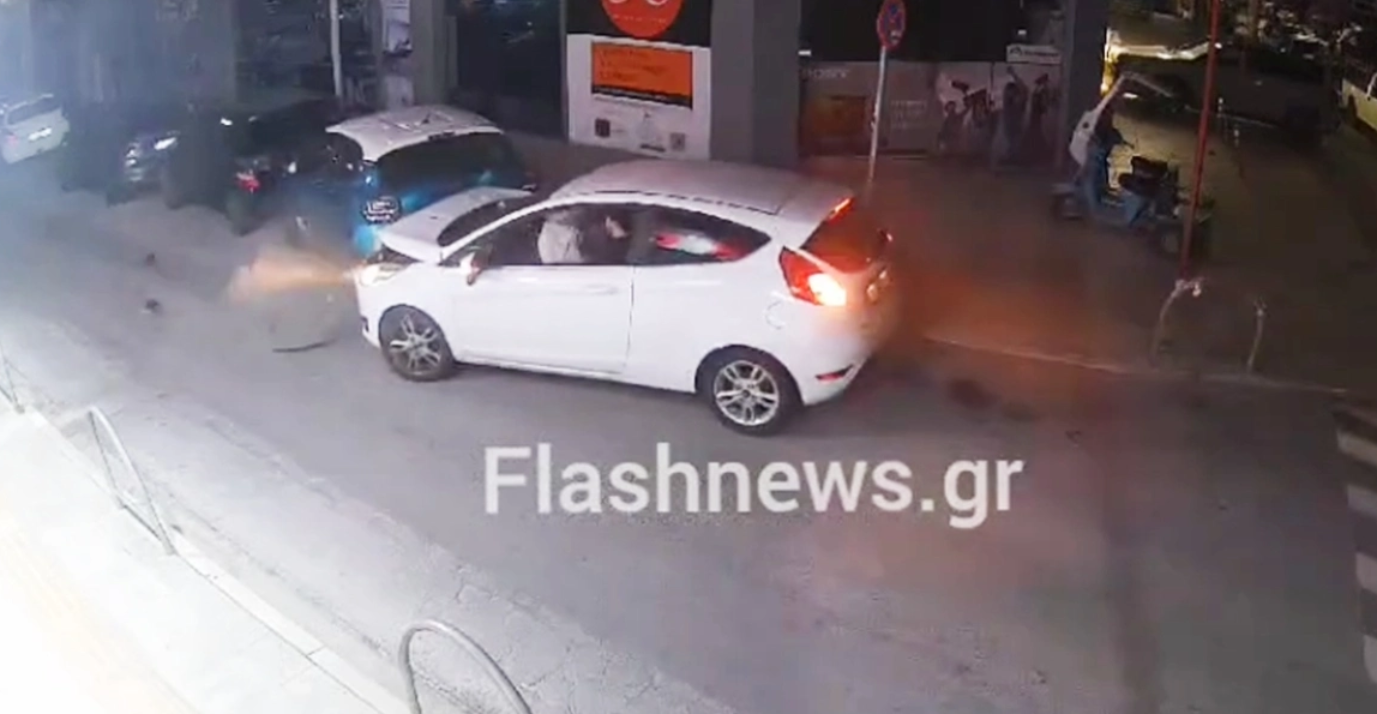 Χανιά: Οδηγός αυτοκινήτου χάνει τον έλεγχο και «καρφώνεται» σε σταθμευμένα ΙΧ (Βίντεο)