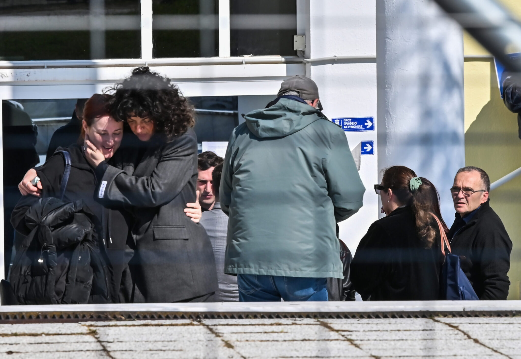 Δίκη για τα Τέμπη: Διακοπή για τις 27 Απριλίου – Εμφανίστηκαν για πρώτη φορά οι γονείς της Εριέττας Μόλχο