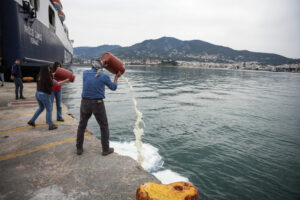 Διαμαρτυρία κτηνοτρόφων της Λέσβου στο λιμάνι Μυτιλήνης (14/4/2026), με καταγγελίες για οικονομικό αδιέξοδο λόγω των περιορισμών για τον αφθώδη πυρετό και καθυστερήσεις στις αποζημιώσεις. Eurokinissi