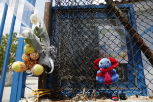 Συγκέντρωση διαμαρτυρίας, το Σάββατο 10 Ιουνίου 2017, έξω από το 6ο Δημοτικό σχολείο Αχαρνών για τον θάνατο του 11χρονου μαθητή από αδέσποτη σφαίρα κατά τη διάρκεια σχολικής γιορτής. (EUROKINISSI/ΣΤΕΛΙΟΣ ΜΙΣΙΝΑΣ)