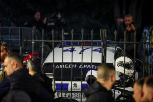 EUROKINISSI - Συγκεντρωμένος κόσμος στο σημείο όπου εντοπίστηκε νεκρός 25χρονος στον Άγιο Δημήτριο