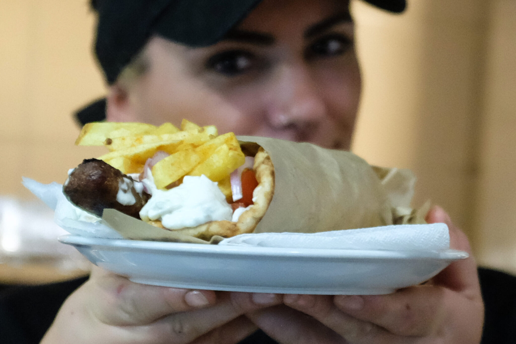 Η ακρίβεια κάνει είδος πολυτελείας το σουβλάκι – Πάνω από 5 ευρώ και στην Αθήνα με την Σαντορίνι να σπάει κάθε ρεκόρ στα 7 ευρώ (Βίντεο)