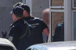 Στον εισαγγελέα οδηγήθηκε ο 89χρονος που πυροβόλησε με κυνηγετική καραμπίνα στα γραφεία του ΕΦΚΑ Κεραμεικού και στην συνέχεια στο Πρωτοδικείο Αθηνών στην οδό Λουκάρεως, τραυματίζοντας πέντε άτομα, Τετάρτη 29 Απριλίου 2026. (ΣΩΤΗΡΗΣ ΔΗΜΗΤΡΟΠΟΥΛΟΣ/EUROKINISSI)