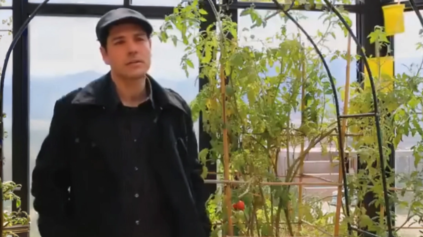 Ο λαχανόκηπος στην ταράτσα στους Αμπελόκηπους που ο αρχιτέκτονας την έκανε και στάνη και κοτέτσι