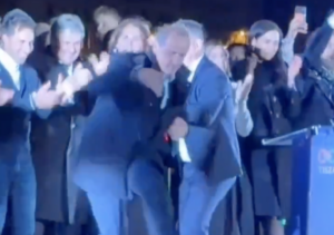 O πιθανολογούμενος νέος υπουργός Υγείας της Ουγγαρίας "πετάει" στην πίστα για την ήττα του Όρμπαν. Δευτέρα 13 Απριλίου 2026