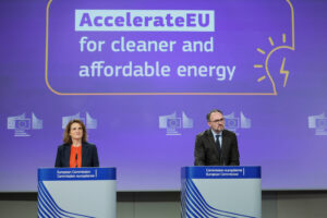 Ο Ευρωπαίος Επίτροπος Ενέργειας Νταν Γιόργκενσεν και η Εκτελεστική Αντιπρόεδρος της Ευρωπαϊκής Επιτροπής για την Καθαρή, Δίκαιη και Ανταγωνιστική Μετάβαση Τερέζα Ριμπέρα δίνουν συνέντευξη Τύπου σχετικά με τον πόλεμο στο Ιράν και τις επιπτώσεις του στην ενεργειακή ασφάλεια της ΕΕ στις Βρυξέλλες, στο Βέλγιο, στις 22 Απριλίου 2026. REUTERS/Omar Havana