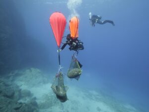Ανέλκυση αντικειμένων από τον χώρο του ναυαγίου ΚΘ3 Φωτογραφία Σ Αποστολόπουλος