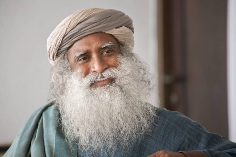 Sadhguru: πώς έγινε ένας από τους πιο επιδραστικούς γιόγκι της εποχής μας & πού μπορούμε να διδαχθούμε στην Αθήνα τις πρακτικές που έχει δομήσει