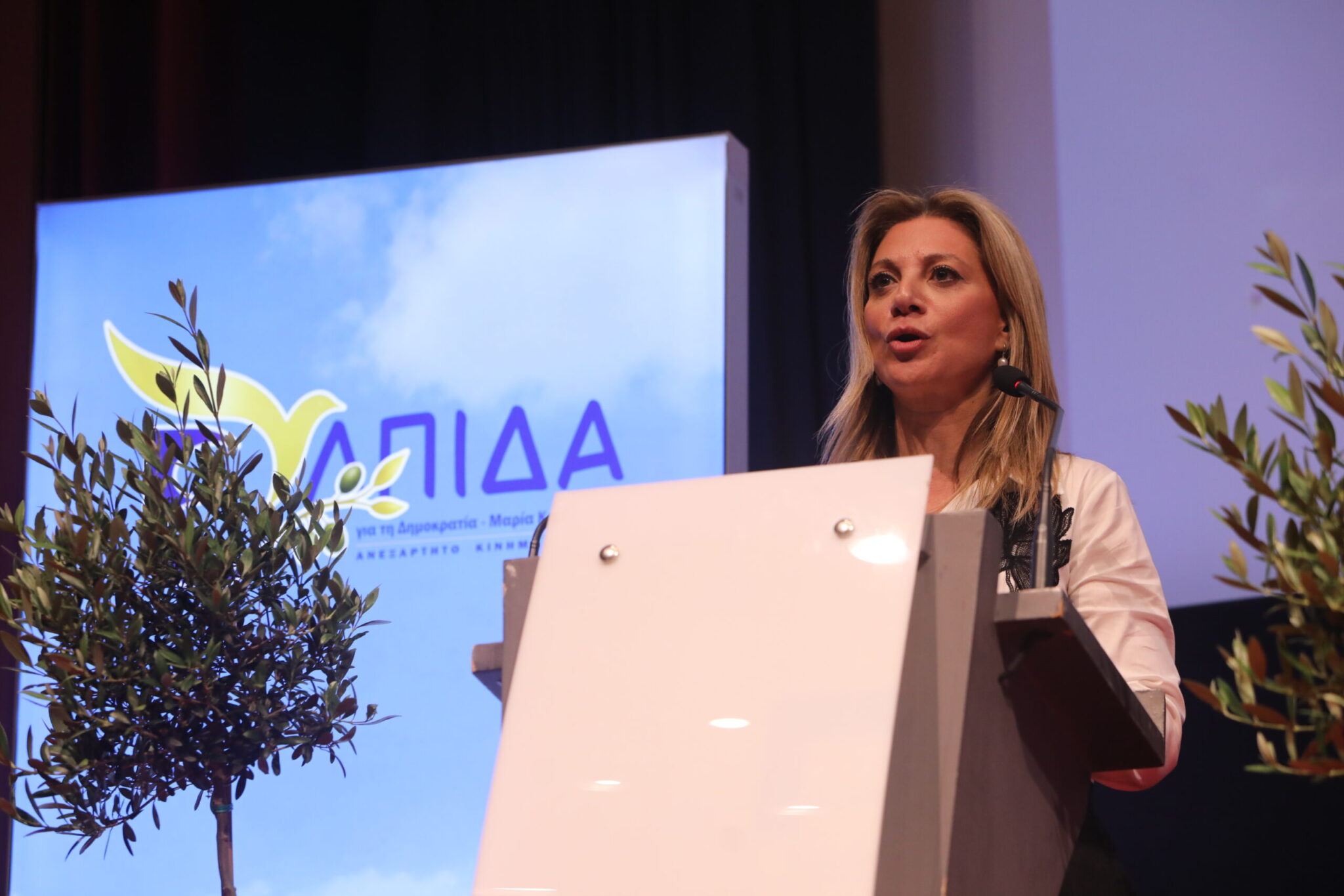 Μαρία Καρυστιανού: “Ελπίδα για τη Δημοκρατία” το όνομα του κόμματος – «Απαίτηση της κοινωνίας να μην επιτρέψει άλλο τον ευτελισμό της χώρας»