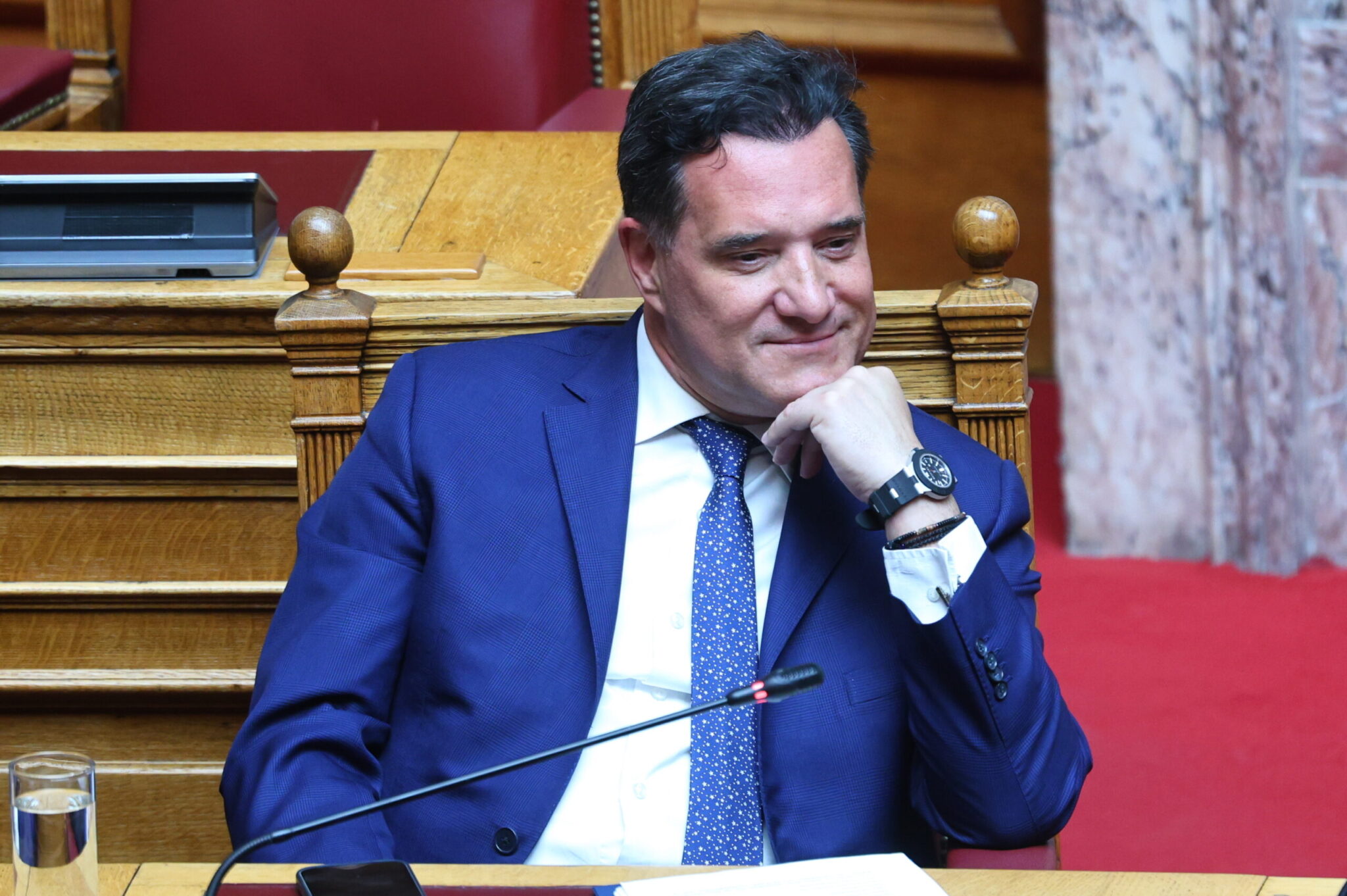 Άδωνις Γεωργιάδης: Δεν είμαι εγώ ο άνδρας στην φωτογραφία σε προσωπικές στιγμές που κυκλοφορεί στο διαδίκτυο – Πιθανό προϊόν AI