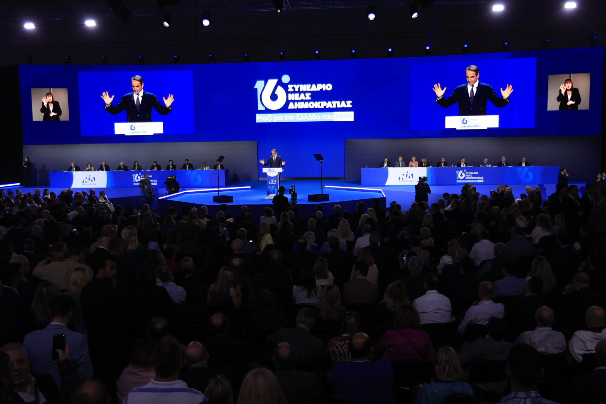 ΝΔ: Οι πιό ισχυρές και ηχηρές ατάκες στο Συνέδριο συσπείρωσης, με απόντες που μίλησαν και παρόντες που έστειλαν μήνυμα